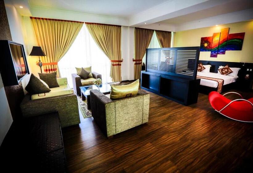 Четырехместный Номер Стандарт с Балконом, The Covanro Airport Hotel   Katunayake