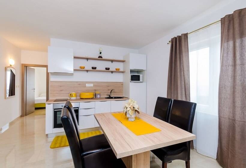 آپارتمان 1 خوابه با بالکن و چشم‌انداز دریا, Apartments Sandito