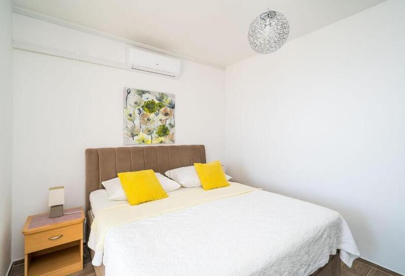 اتاق استاندارد با تراس و چشم‌انداز دریا, Apartments Sandito
