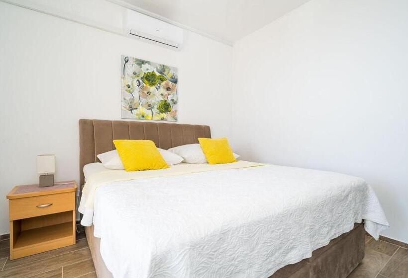 اتاق استاندارد با تراس و چشم‌انداز دریا, Apartments Sandito