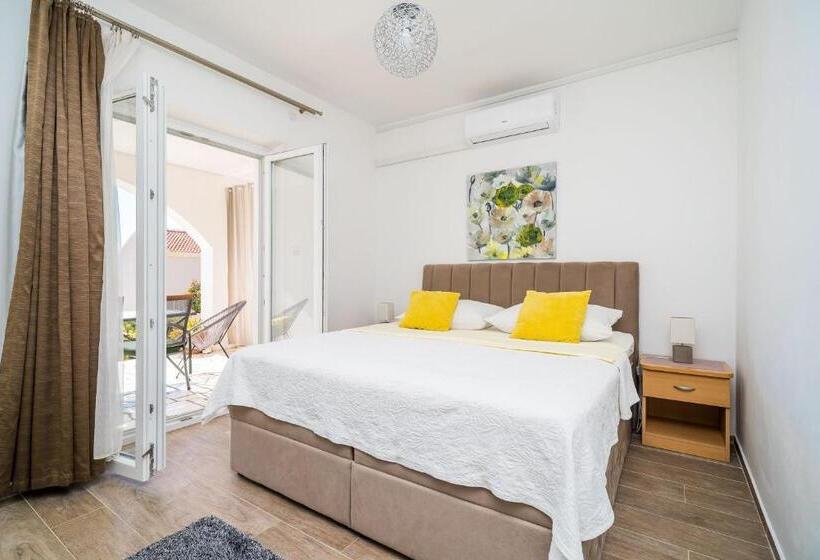 اتاق استاندارد با تراس و چشم‌انداز دریا, Apartments Sandito