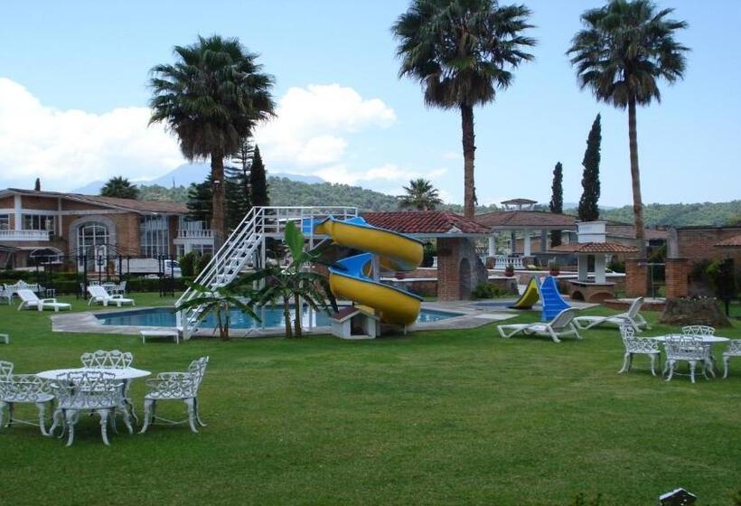 ガーデンビューの３ベッドルームビラ, Villa Monarca Inn