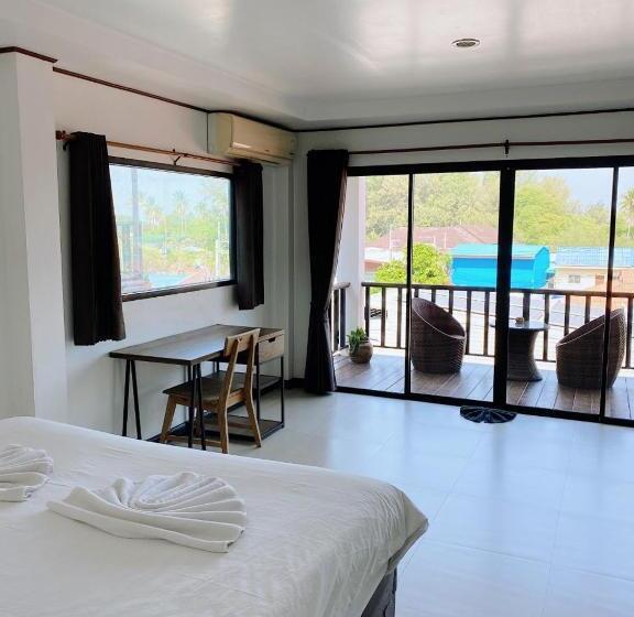 اتاق لوکس با بالکن, The Reef Hotel & Studios