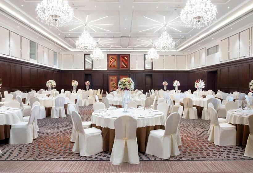 Club Room King Bed, Le Méridien Dhaka