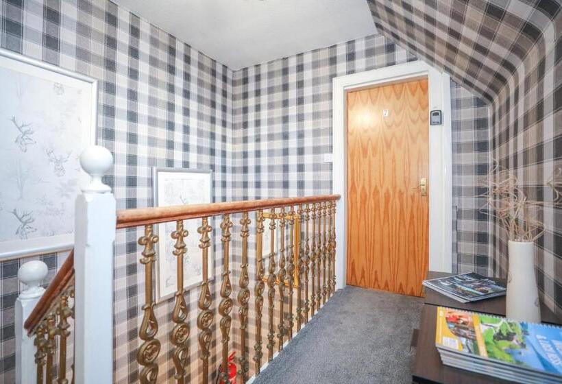חדר קלאסי לשלושה, Mystayinn Strathblane House