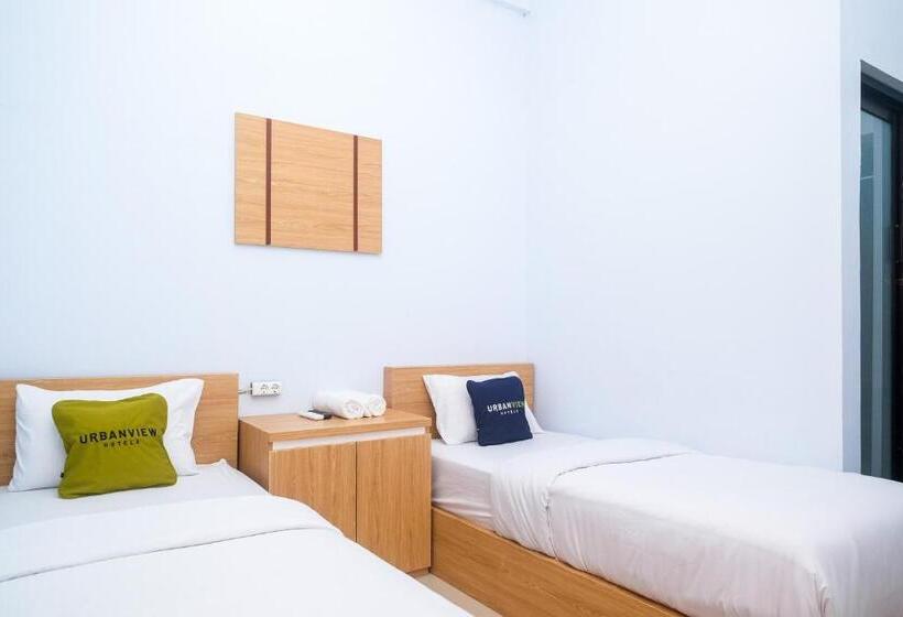Номер Superior, Urbanview Syariah Wisma Nabil Solo