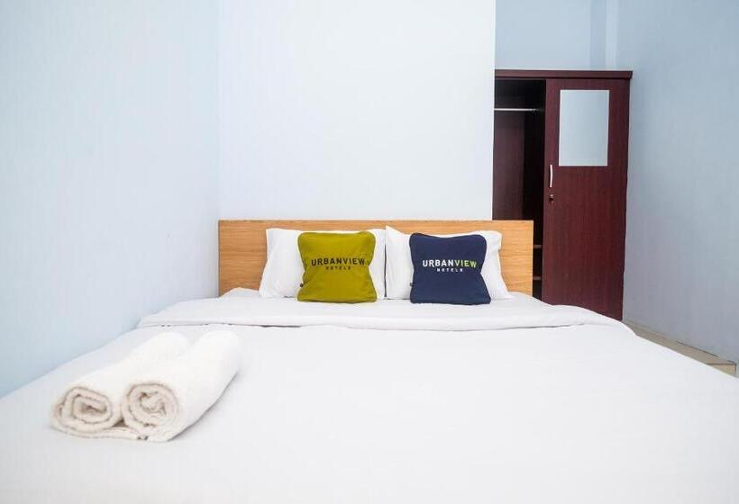 Номер Deluxe, Urbanview Syariah Wisma Nabil Solo