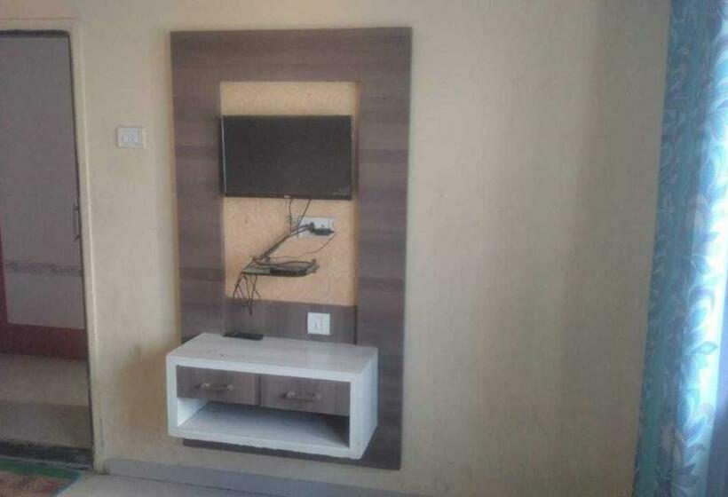 Трехместный Номер Классика, Pop Hotel Sudarshan