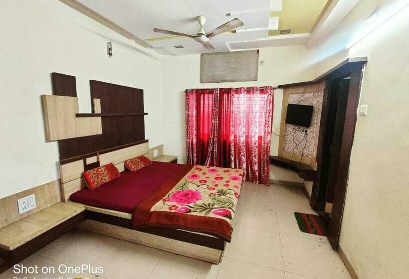 Трехместный Номер Классика, Pop Hotel Sudarshan