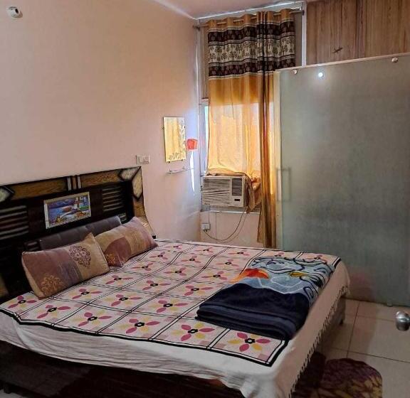 行政三人间, Spot On Stacy Guest House