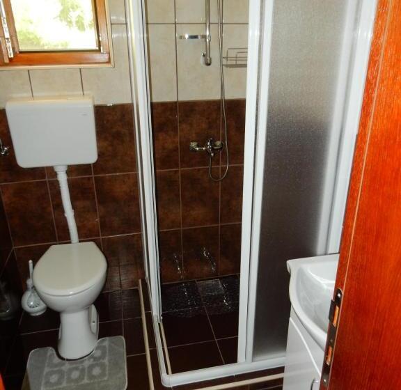 اتاق استاندارد چهارنفره با بالکن, Apartments Izvor Lisine