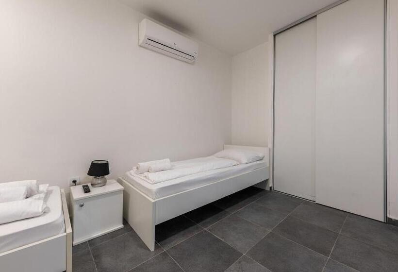 Номер Стандарт Вид на Бассейн, Aparthotel Plat