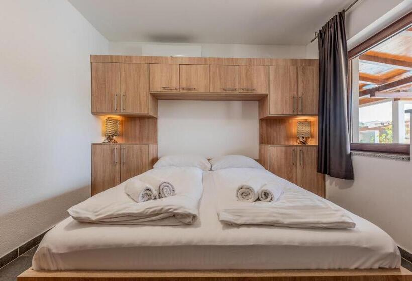 Номер Стандарт Вид на Бассейн, Aparthotel Plat