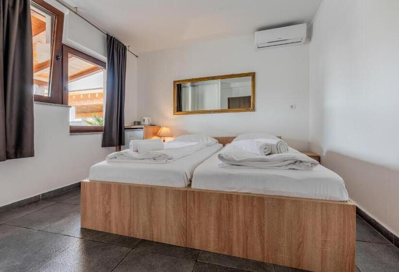 Номер Стандарт Вид на Бассейн, Aparthotel Plat