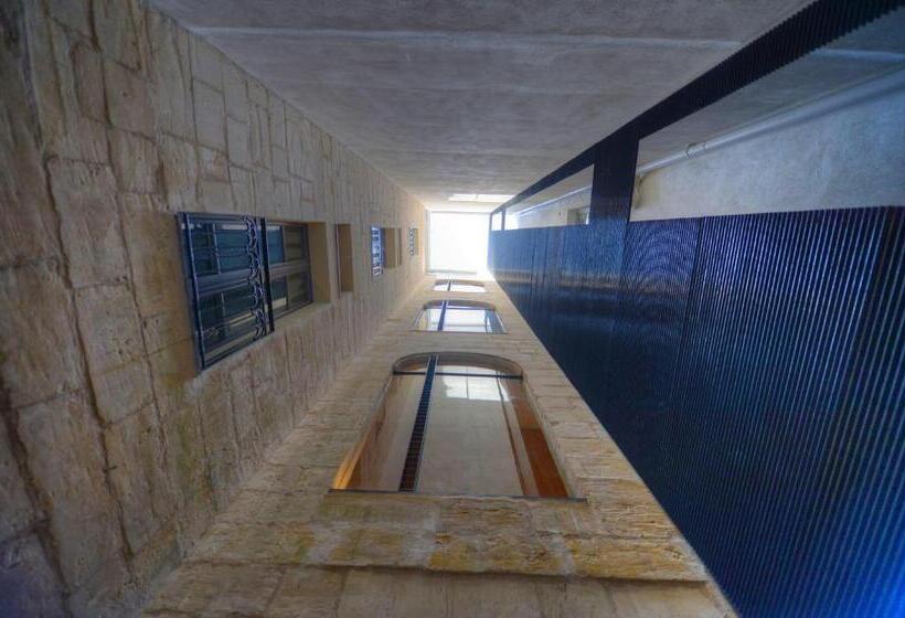 豪华房间, Ursulino Valletta