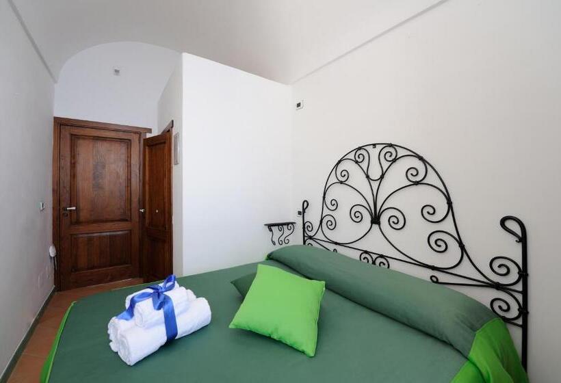 اتاق اکونومی, La Casa Del Melograno