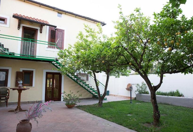 اتاق خانوادگی با چشم‌انداز باغ, B&b La Chora Di Paestum