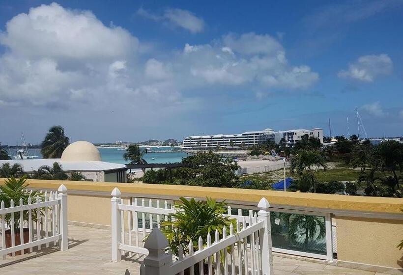 اتاق لوکس با چشم‌انداز دریا, Baker's Suites