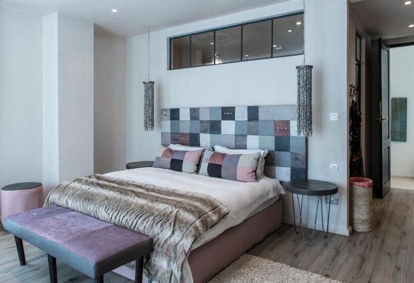 Deluxe Room, Latitude 15 Degrees