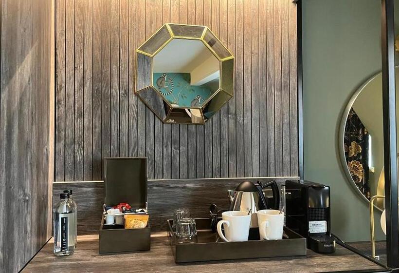 سوییت جونیور, Alderley Edge