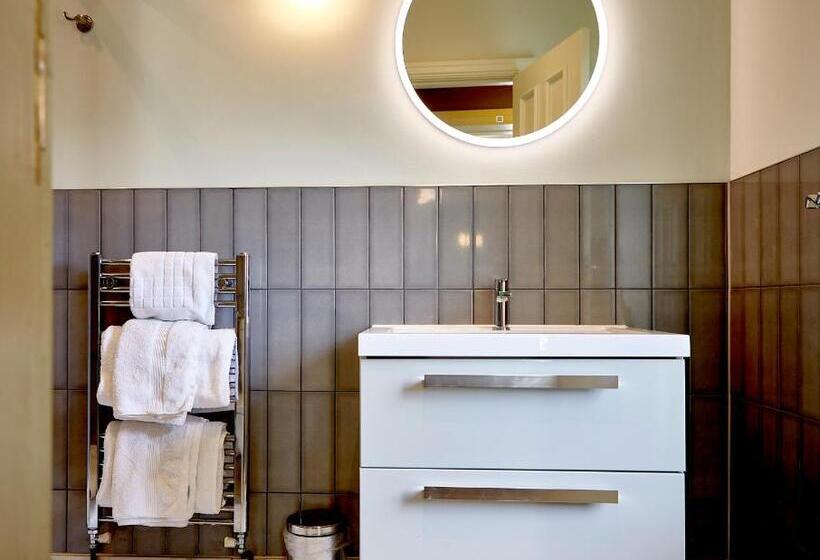 اتاق استاندارد, Alderley Edge