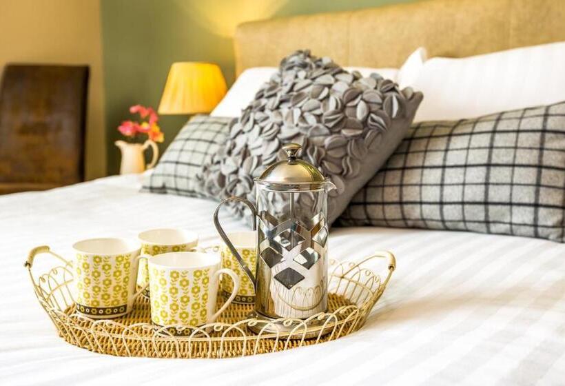 Апартаменты 3 Спальни, The Lounge Hotel & Bar