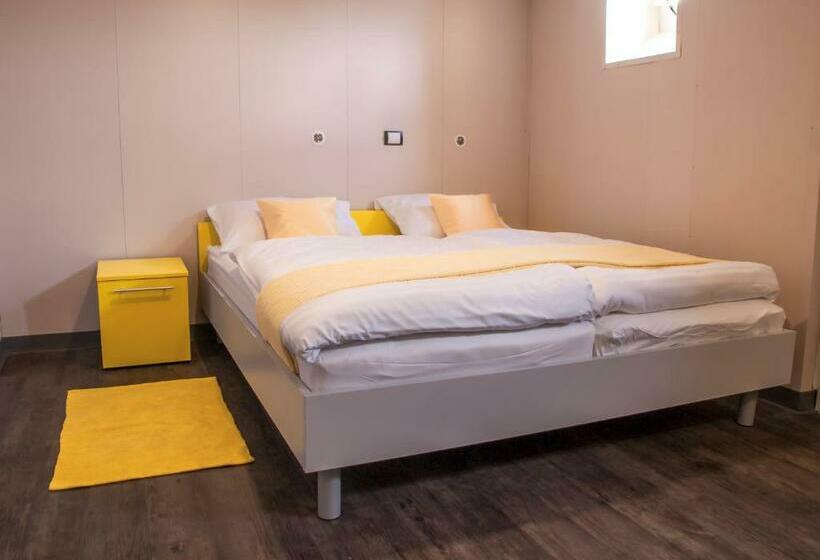 اتاق استاندارد چهار تخته, Botel Marina