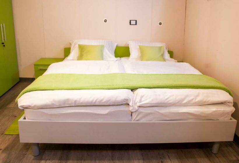 اتاق استاندارد یک نفره, Botel Marina