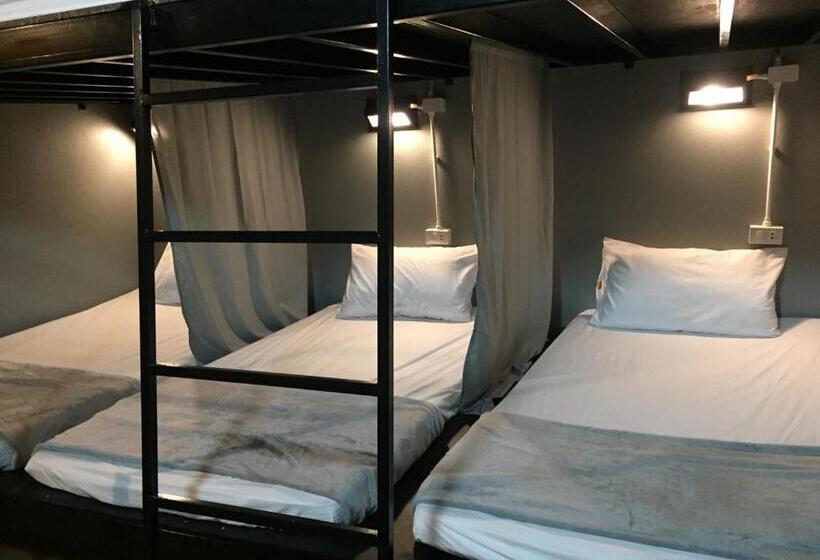اتاق خانوادگی با تختخواب سفری, Beehive Phuket Oldtown Hostel
