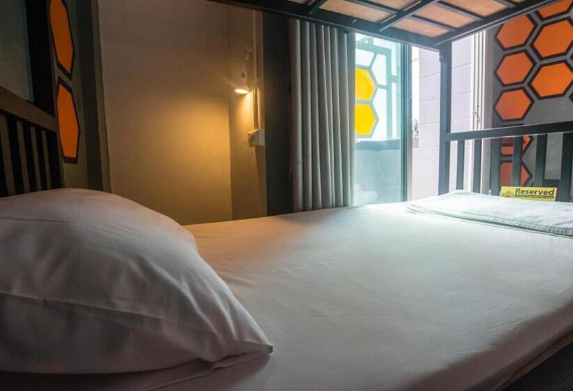 اتاق خانوادگی با تختخواب سفری, Beehive Phuket Oldtown Hostel