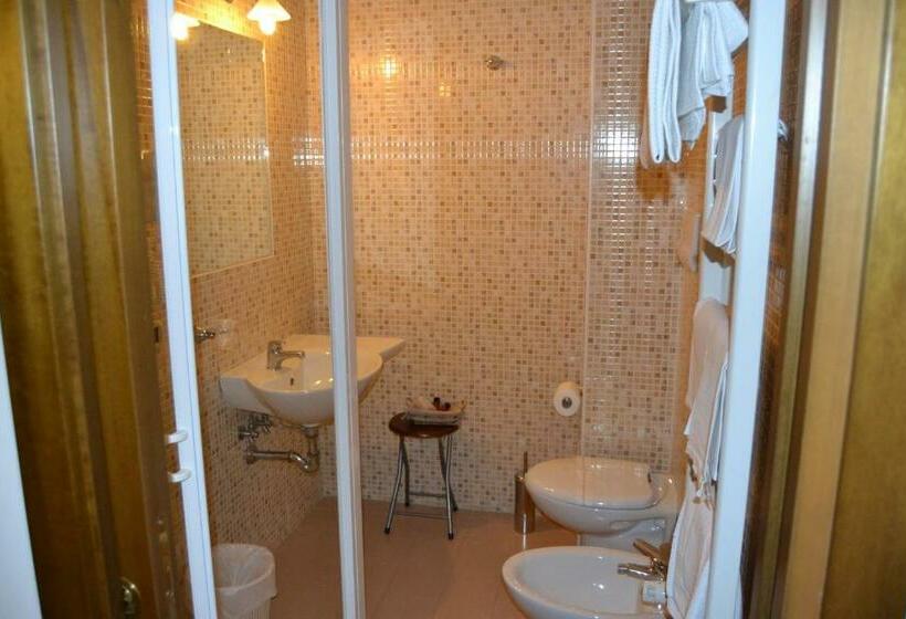 اتاق استاندارد سه نفره, Lusi