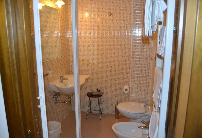 اتاق استاندارد سه نفره, Lusi