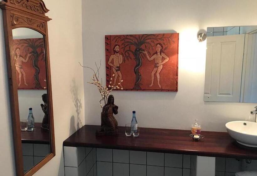 Номер Стандарт Вид на Сад, The Crown Guest House