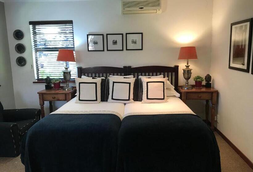 Номер Стандарт Вид на Сад, The Crown Guest House