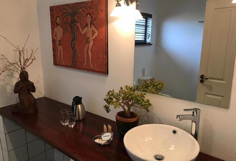 Номер Стандарт Вид на Сад, The Crown Guest House