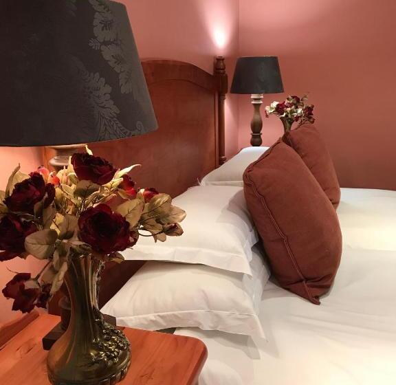 Номер Стандарт Вид на Сад, The Crown Guest House