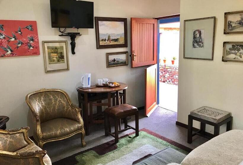 Номер Стандарт Вид на Сад, The Crown Guest House