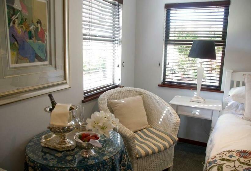Номер Deluxe, The Crown Guest House