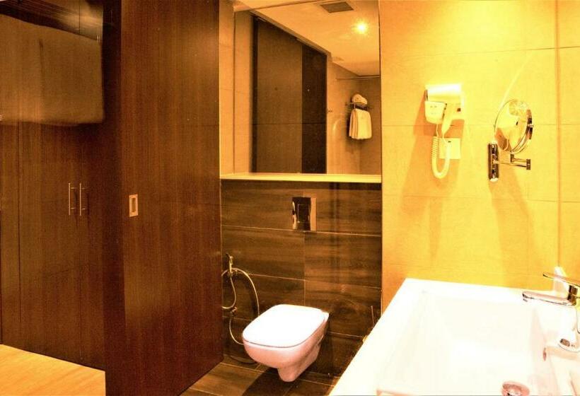 带大床的豪华间, Doubletree By Hilton Nairobi Hurlingham