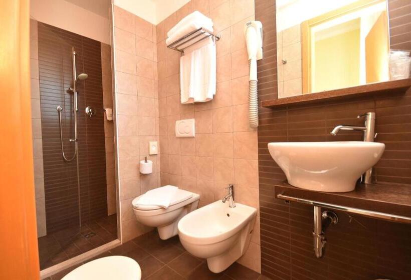 Standard 4-Bettzimmer mit Balkon, Thea