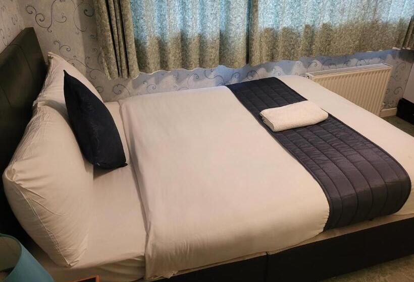 Номер Стандарт Индивидуальный, All Seasons Gatwick Guest House & Parking