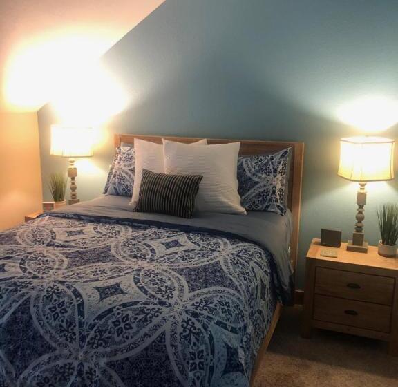 Suite with lake view, Lakeside Suites