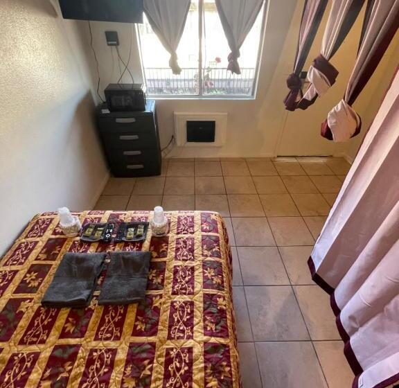 חדר סטנדרד יחיד חדר אמבטיה משותף, Crown Inn & Suites