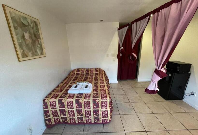 חדר סטנדרד יחיד חדר אמבטיה משותף, Crown Inn & Suites