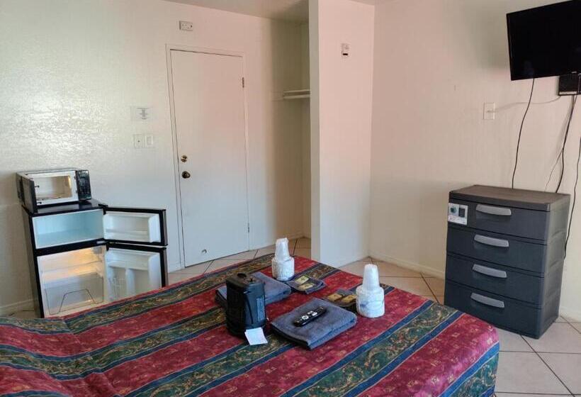 חדר סטנדרט חדר אמבטיה משותף, Crown Inn & Suites