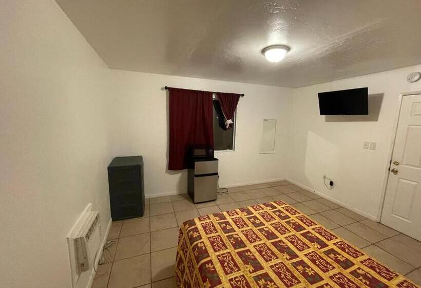 חדר סטנדרט חדר אמבטיה משותף, Crown Inn & Suites
