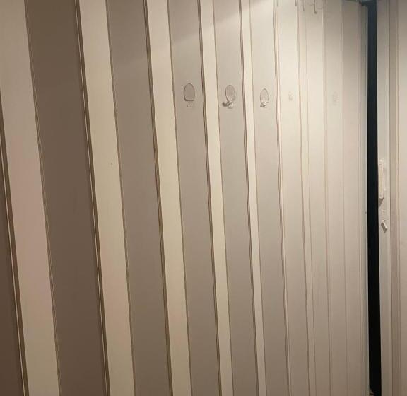 חדר סטנדרט חדר אמבטיה משותף, Crown Inn & Suites