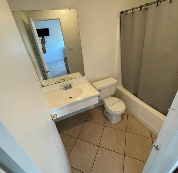 מיטת קינג בסוויטה, Crown Inn & Suites