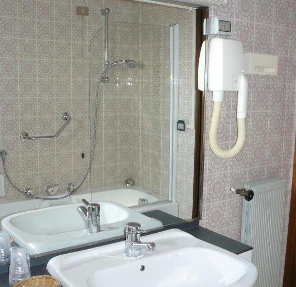 Номер Стандарт Трехместный, Confidence Hotel Europa