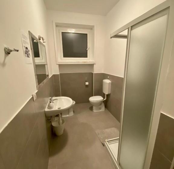 اتاق استاندارد چهارنفره با سرویس بهداشتی مشترک, Guest House Pirelli Milano